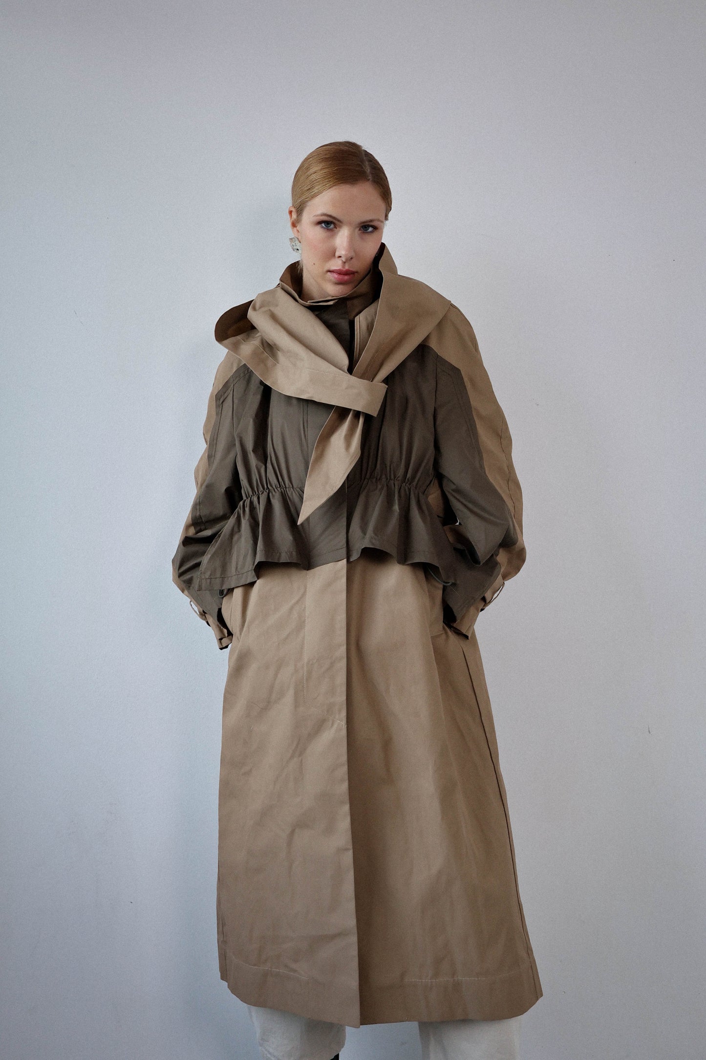 GABARDINA CON CAPUCHA BEIGE Y VERDE