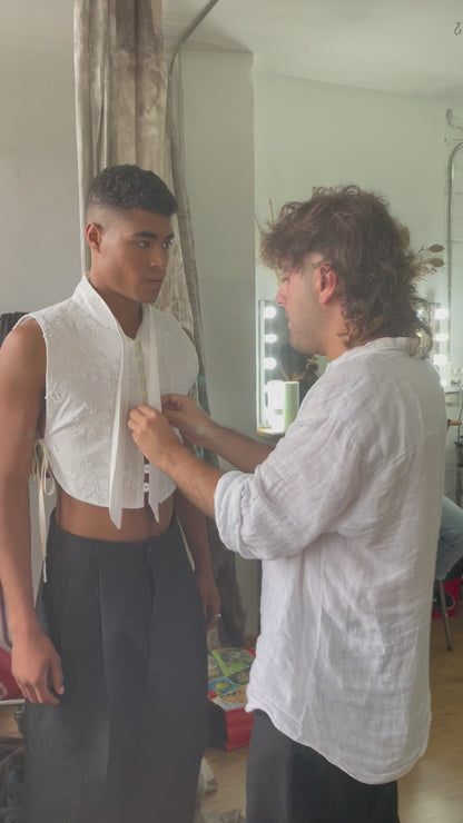 CHALECO LEHENGUSU FLORES BLANCAS